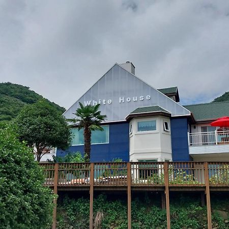 White House Hotell Namhae Exteriör bild