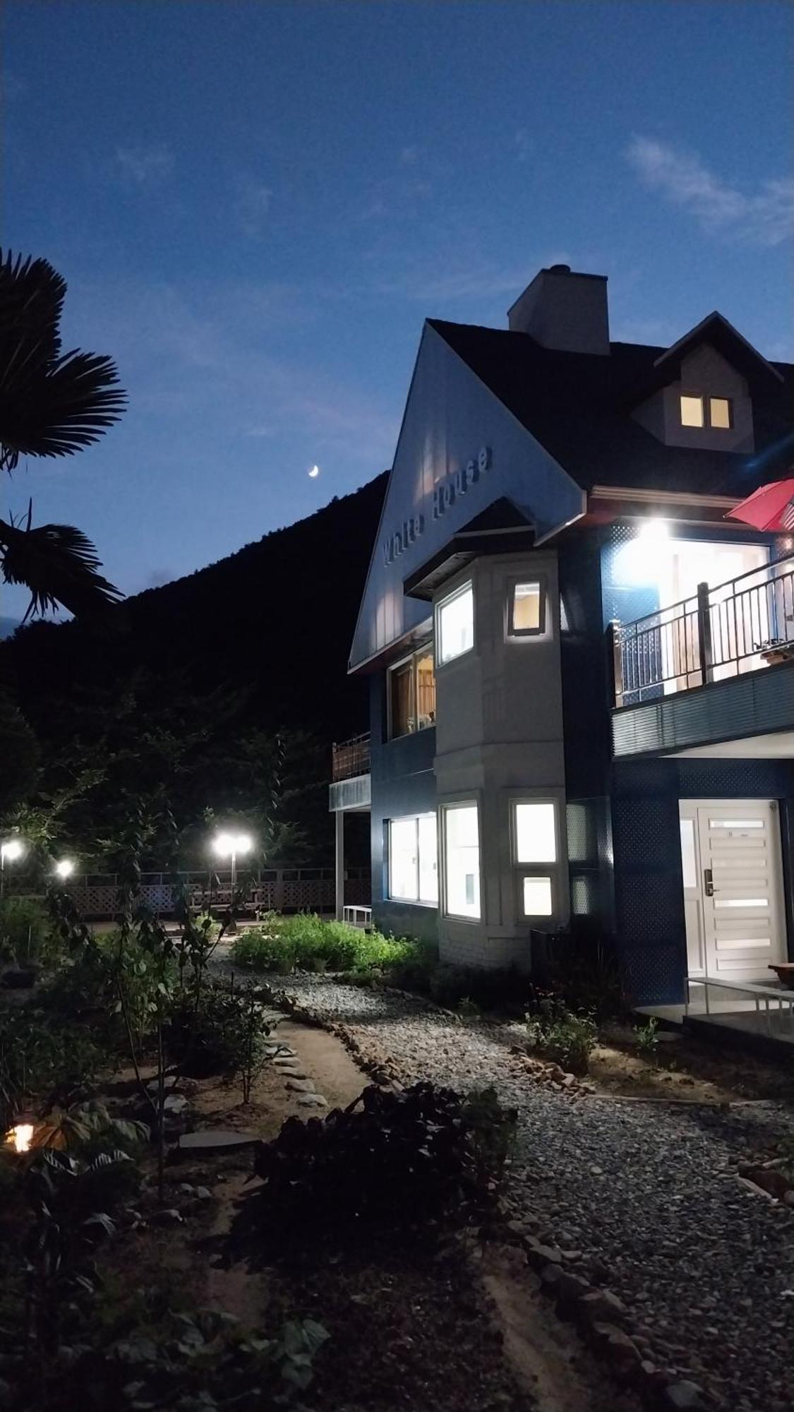 White House Hotell Namhae Exteriör bild
