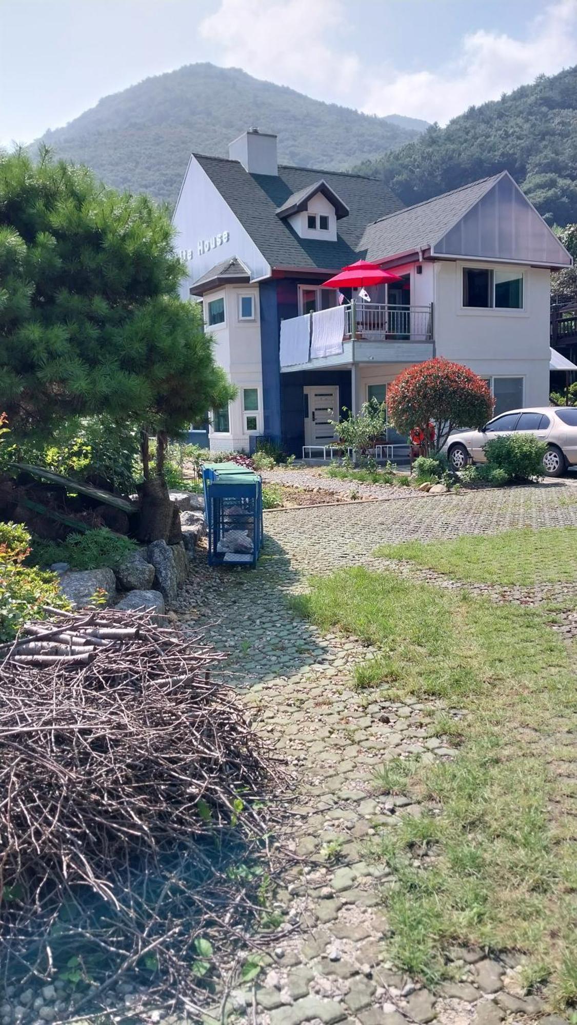 White House Hotell Namhae Exteriör bild